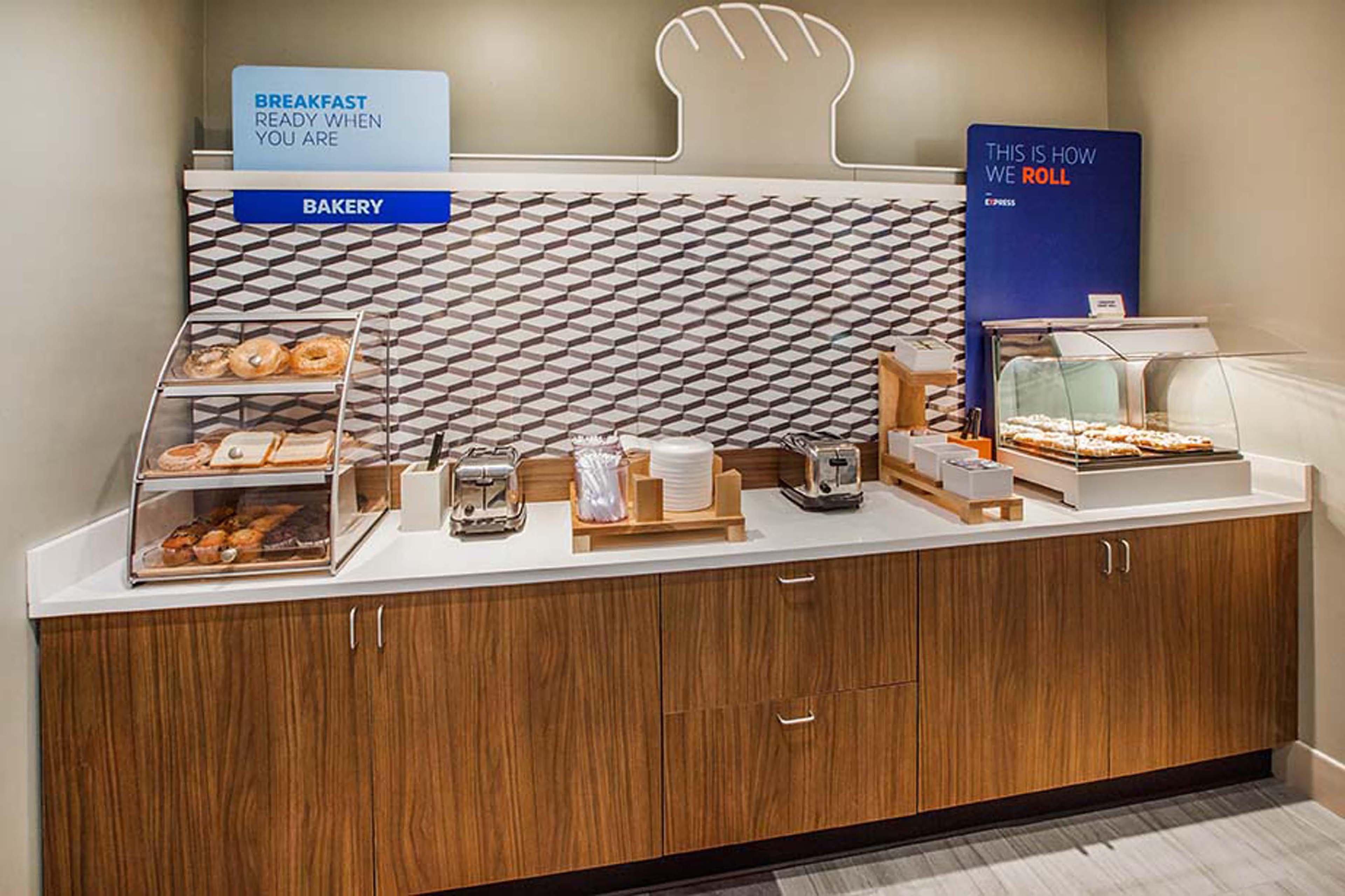 Holiday Inn Express Hotel Kansas City - Bonner Springs By Ihg Exterior foto