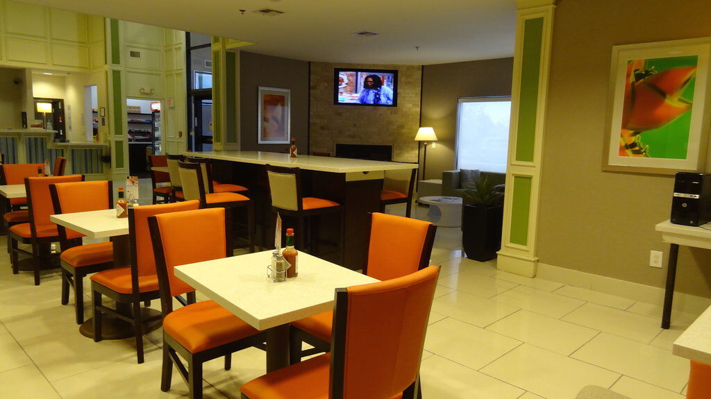 Holiday Inn Express Hotel Kansas City - Bonner Springs By Ihg Exterior foto